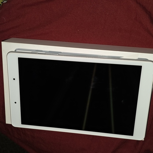 Samsung Galaxy Tab A 8.0" (2019) Wi-Fi tablet in silver.  - Picture 6 of 9